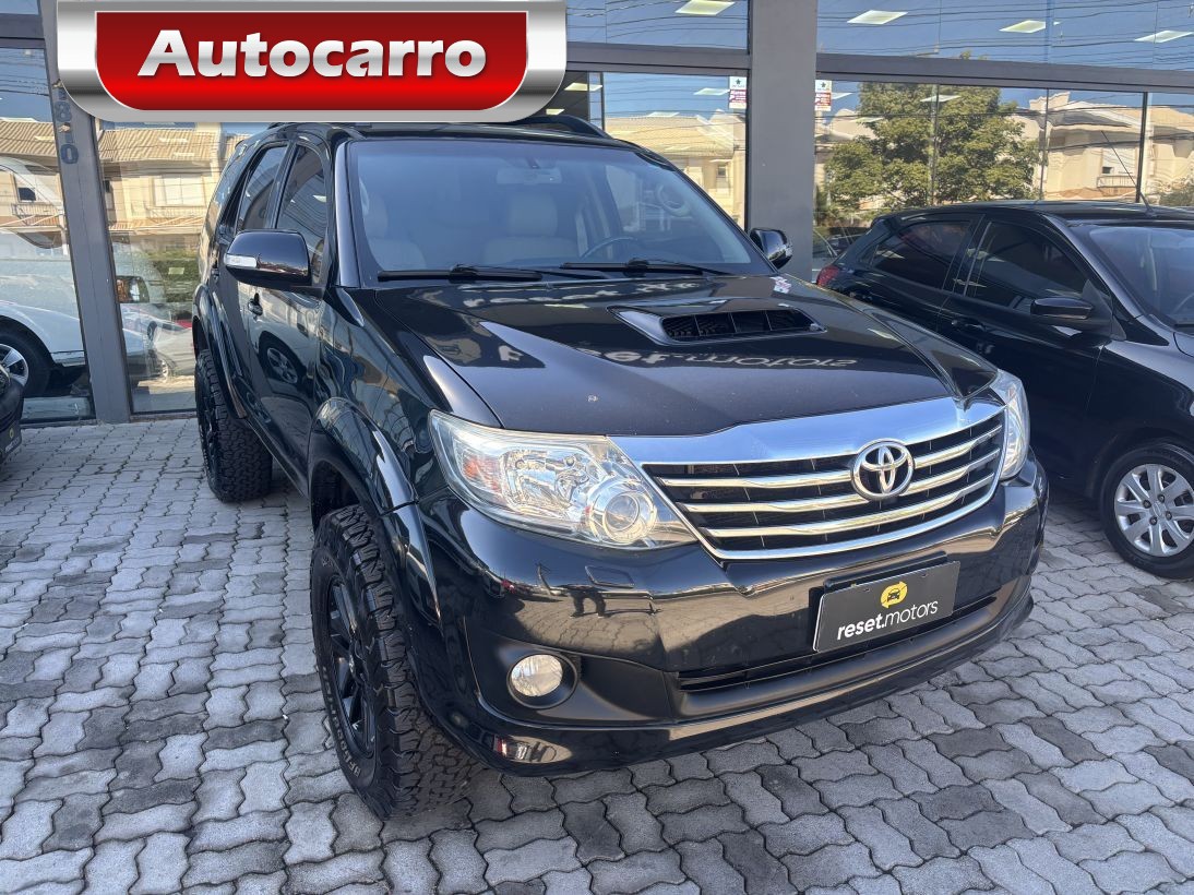 Toyota Hilux Sw4 3.0 SRV 4X4 7 LUGARES 16V TURBO INTERCOOLER DIESEL 4P AUTOMÁTICO 2014