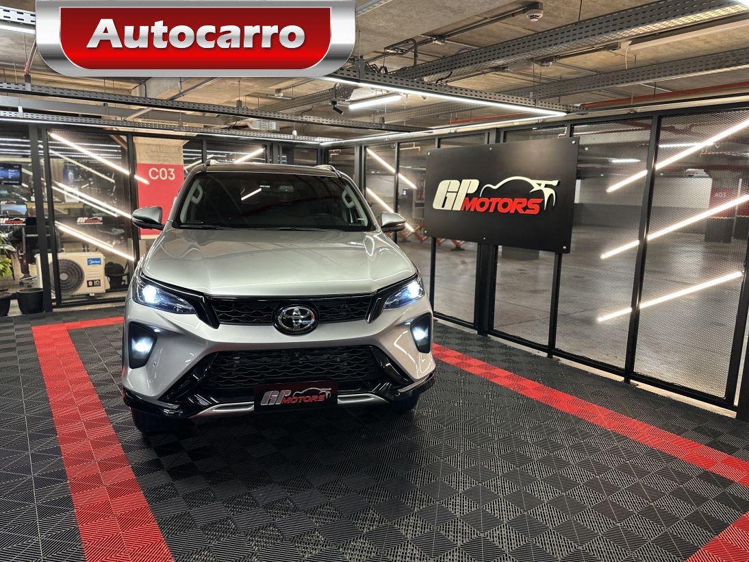 Toyota Hilux Sw4 2.8 D-4D TURBO DIESEL SRX PLATINUM 7L 4X4 AUTOMÁTICO 2024